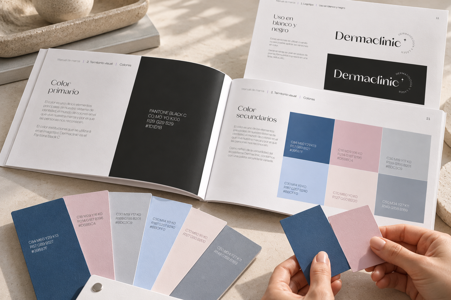 Manual de marca de Dermaclinic con su paleta cromática y versiones del logotipo en blanco y negro