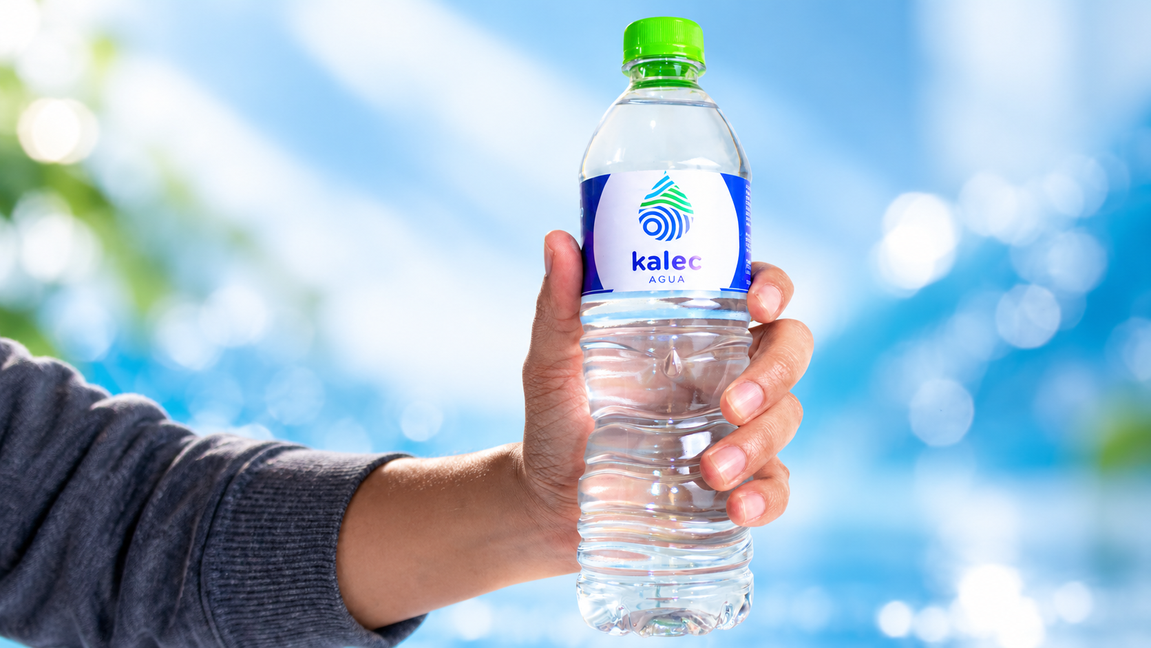 Agua Kalec en estudio azul