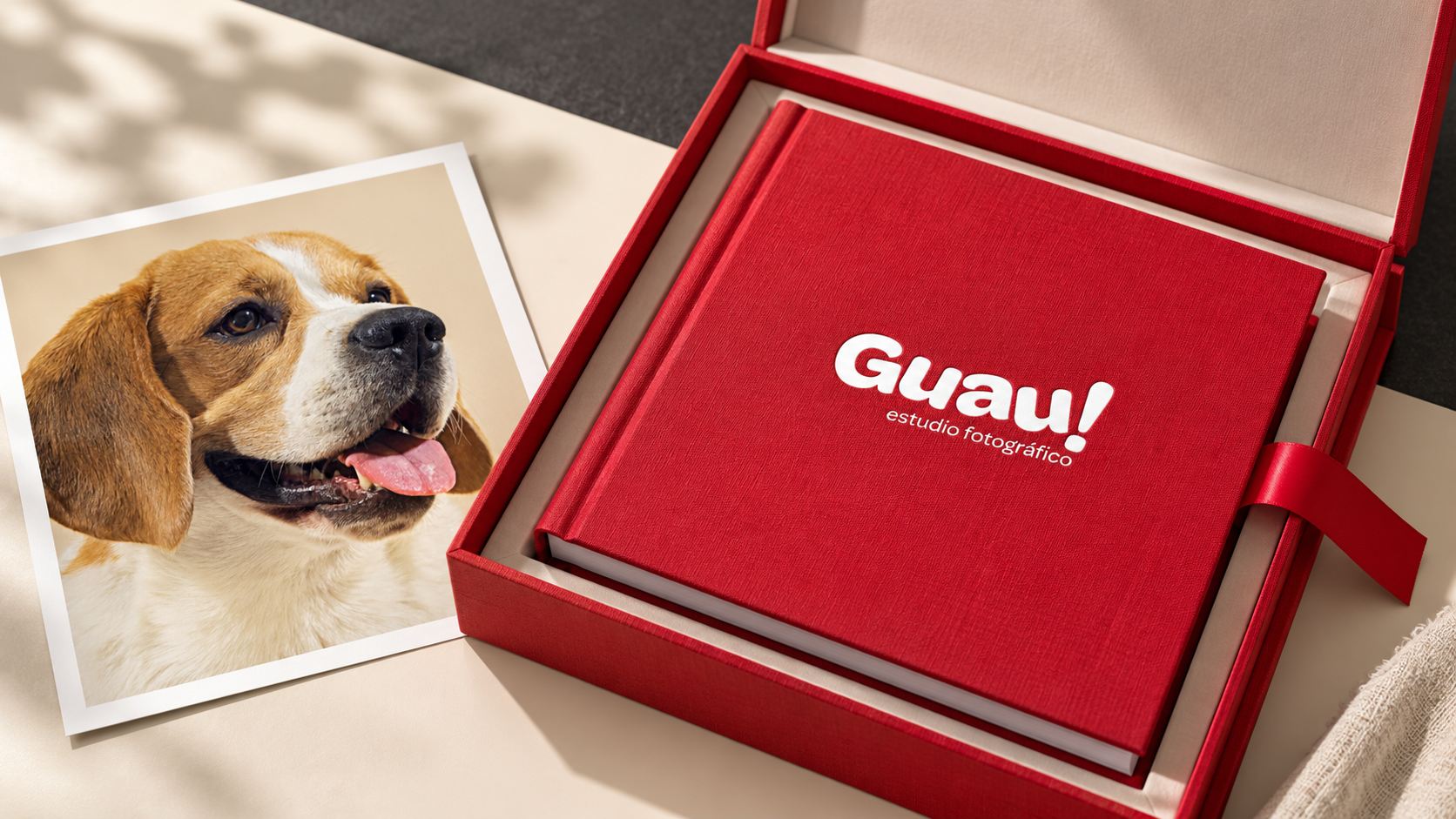 Caja de entrega y fotografía de mascota de Guau!