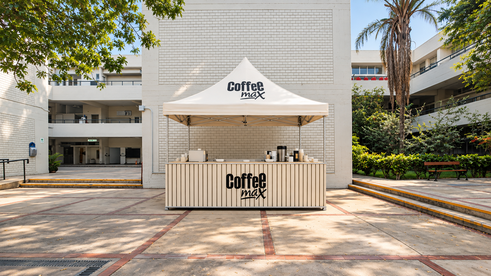 Módulo de café en patio blanco