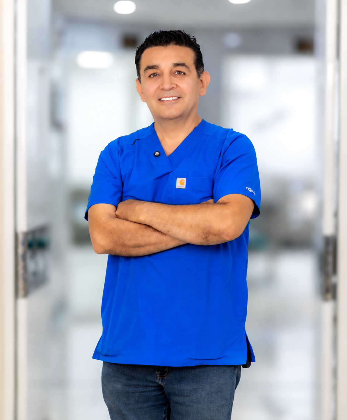 Retrato profesional de médico en clínica