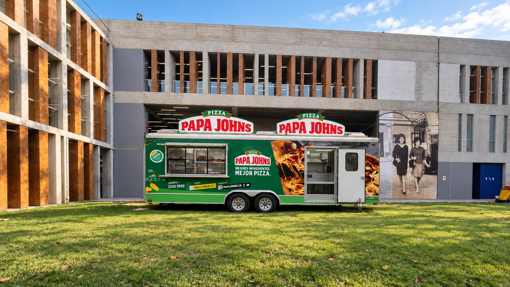 Patio arquitectónico con tráiler de Papa Johns