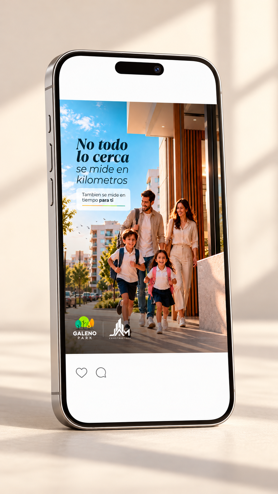 Smartphone plateado con publicación familiar