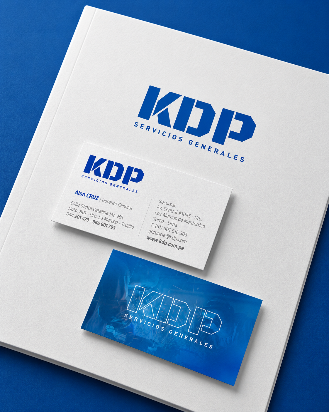 Tarjetas KDP sobre carpeta blanca
