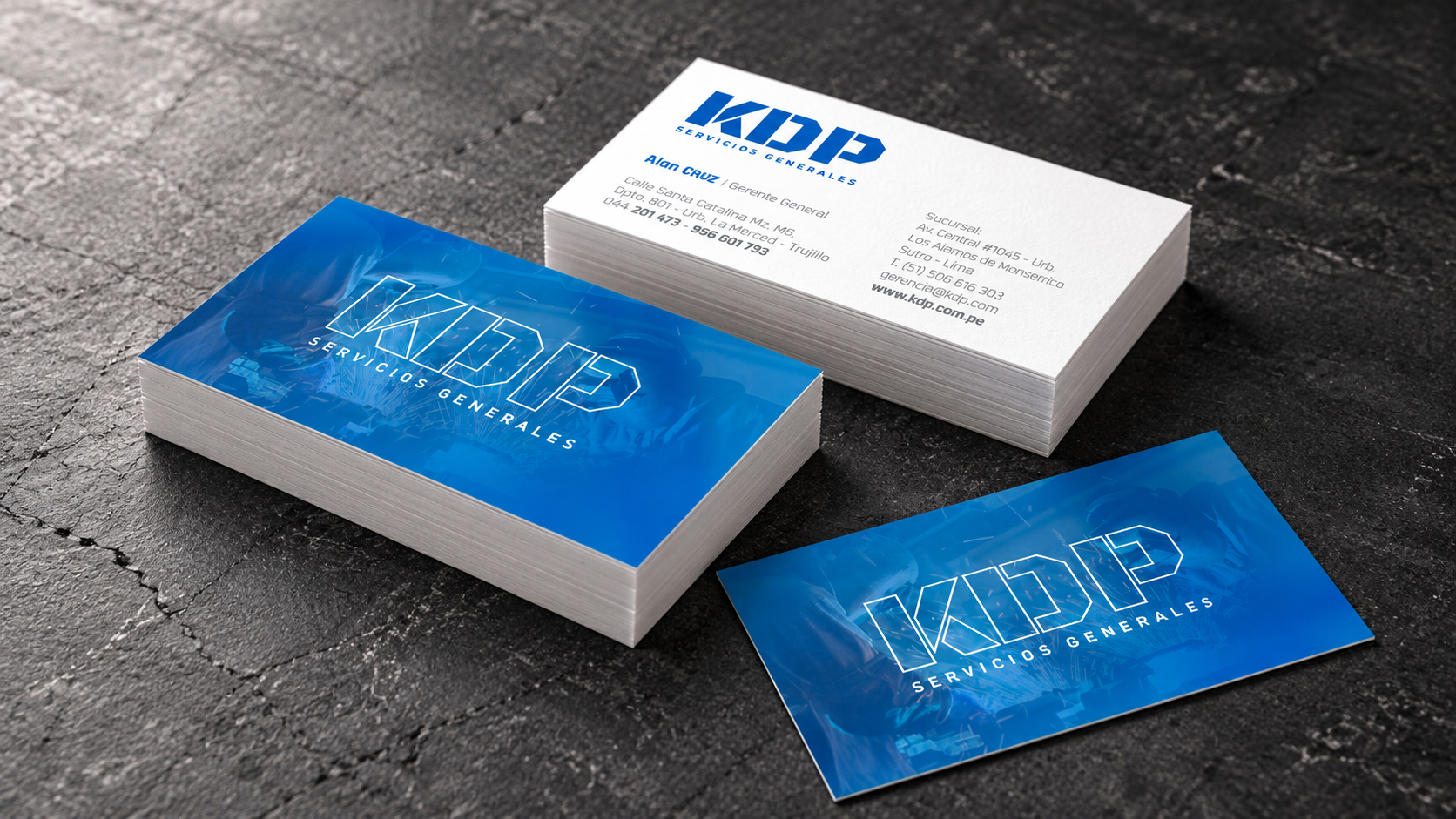 Tarjetas KDP sobre piedra oscura