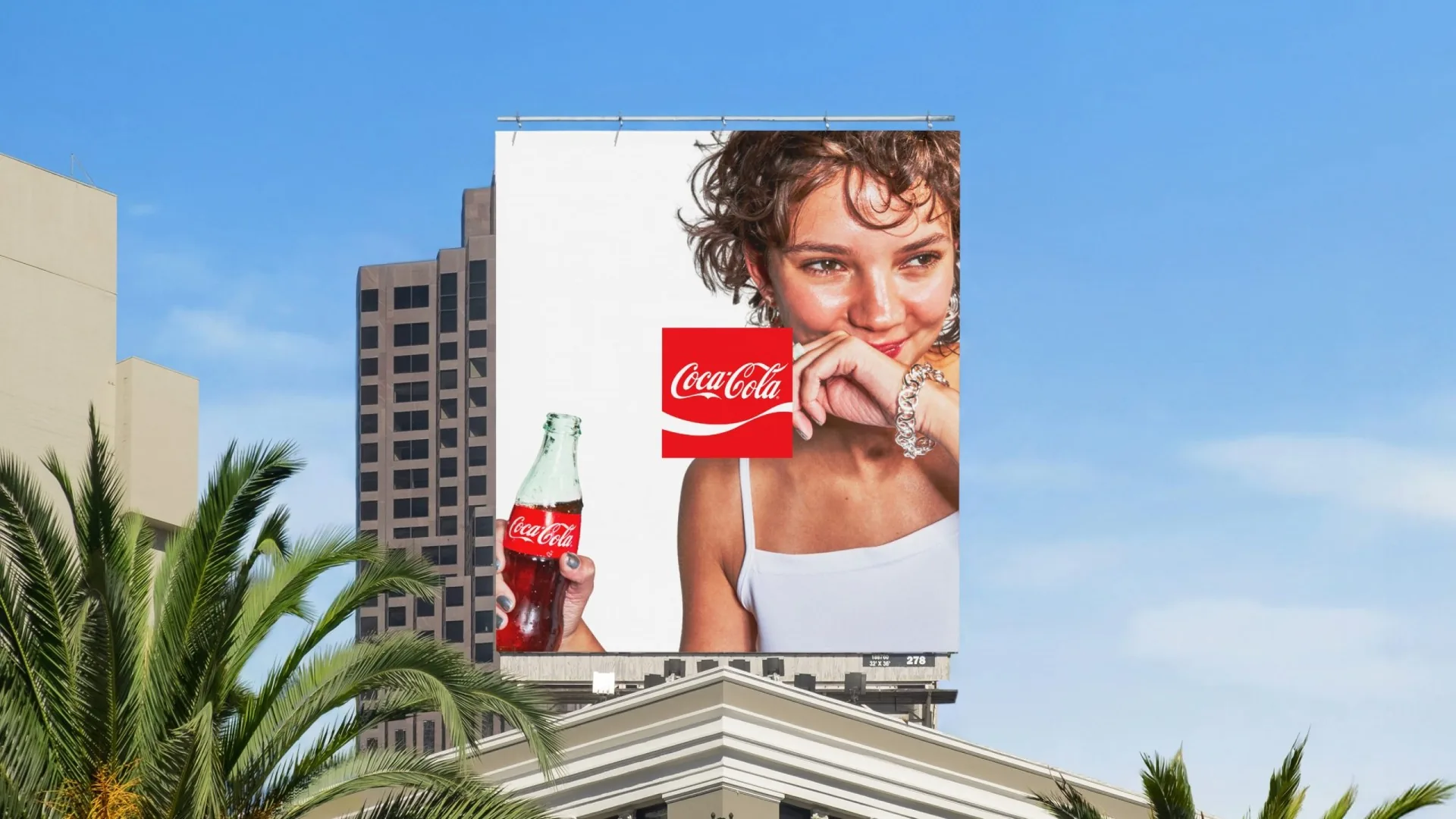 Pieza exterior de Coca-Cola con fotografía, botella y bloque rojo de marca.