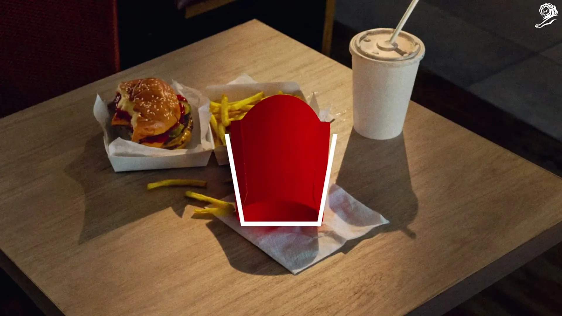 Una caja de papas fritas con el contorno de la etiqueta Heinz superpuesto.
