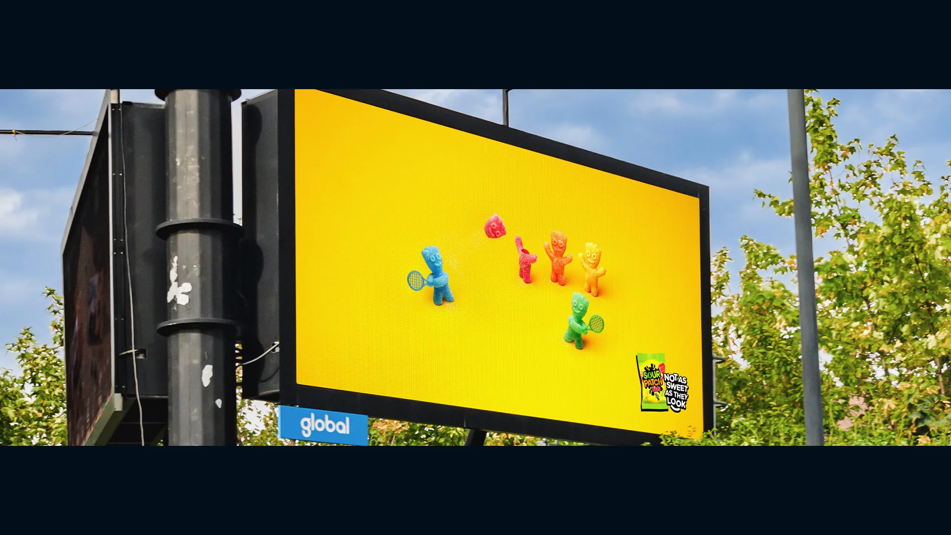 Anuncio de Sour Patch Kids en una pantalla exterior